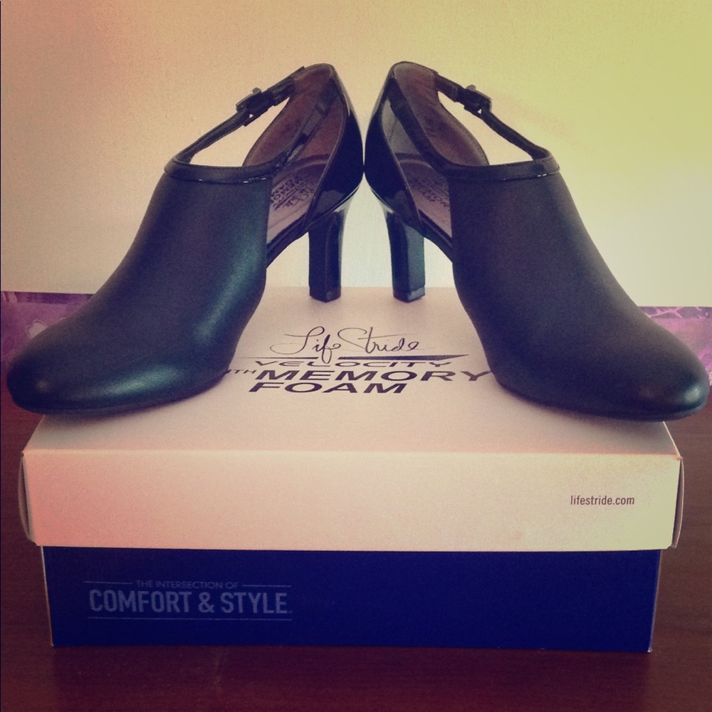 NEW black closed toe heels memory foam 9.5